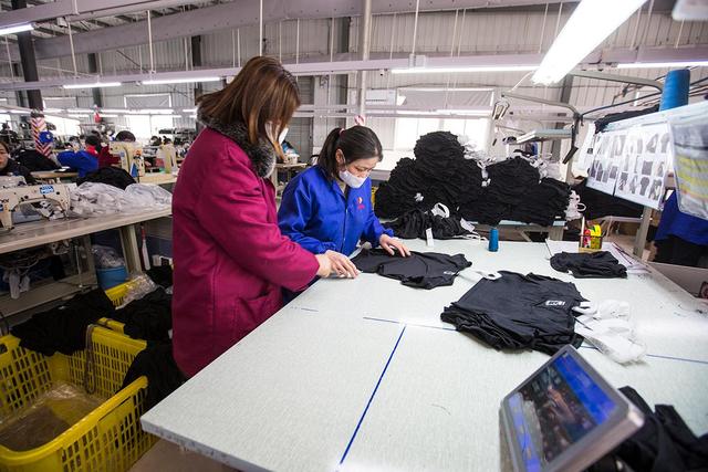 大姐組建5個(gè)班組，工人月工資可達(dá)6000元 臨時(shí)變身口罩工服裝廠復(fù)工復(fù)產(chǎn)紀(jì)實(shí)